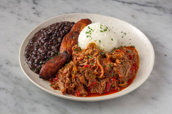 Plato de Ropa Vieja (Cuban-Style Stewed Beef)